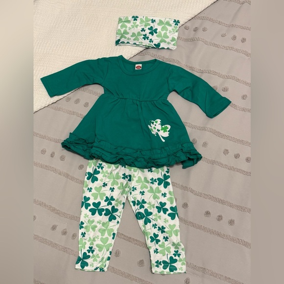 Green Shamrock babies 2 piece set - Picture 1 of 1